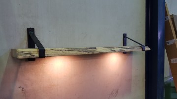 Eiken Wandplank Met Dimbare Ledverlichting En Zwarte Plankdragers ...